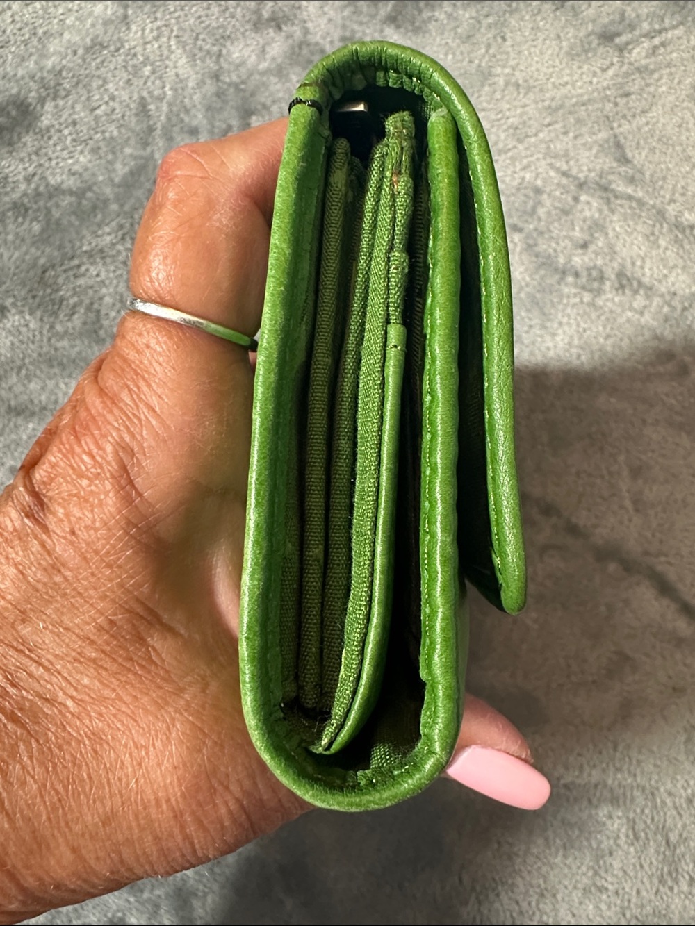 EUC Fossil Green Leather Trifold Wallet 💚 - Picture 5 of 13
